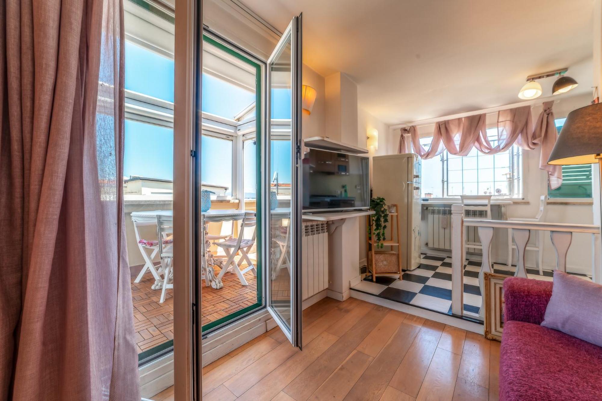 Cozy Penthouse With Terrace And View Apartment Rom
